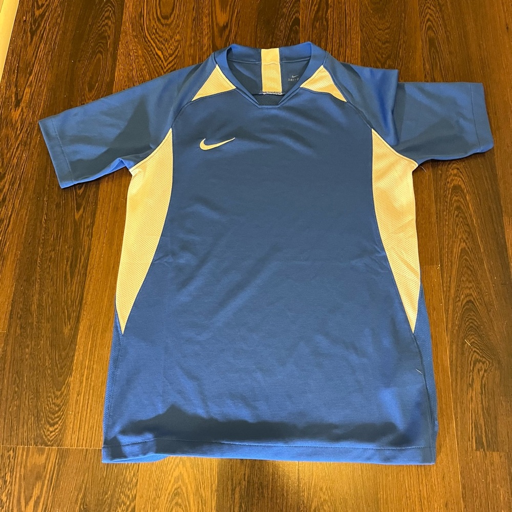 Boy’s Nike Dri Fit T-Shirt Size Large (Cart F-124)
